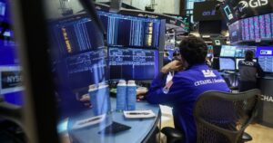 Tras el “jueves negro”, el mercado ensaya calma y leves rebotes en el premarket de Wall Street imagen-3