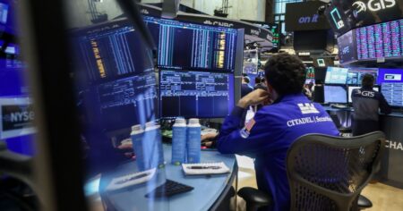Tras el “jueves negro”, el mercado ensaya calma y leves rebotes en el premarket de Wall Street imagen-13