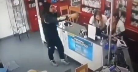 Video: entró a robar a una farmacia y murió tras un tiroteo con la Policía en La Plata imagen-19