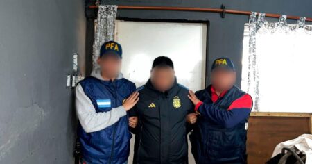 En un megaoperativo con más de 100 allanamientos en Rosario, cayó el jefe de la barra brava de Newell's imagen-9