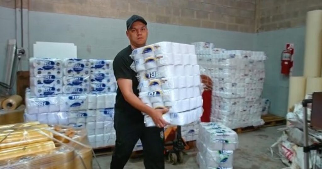 Brian Lanzelotta y su nueva vida, diez años después del salto a la fama en Gran Hermano: fabrica papel higiénico y rollos de cocina imagen-5