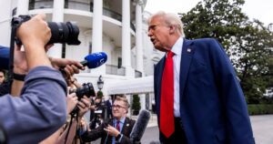 Trump se distancia de las controversiales restricciones del Pentágono que obligan a la prensa a pedir autorización para publicar datos militares imagen-3