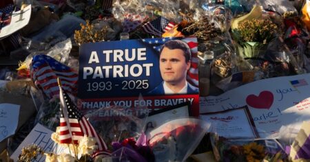 Funeral de Charlie Kirk: una multitud, música cristiana, seguridad extrema y Trump como orador imagen-12