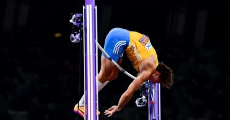 Armand Duplantis sigue volando: saltó 6,30 metros, destrozó su propio récord mundial por 13° vez y es la superestrella del atletismo imagen-12