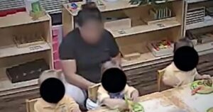 La insólita justificación de una maestra que ató a un pequeño de menos de 2 años a su silla durante el almuerzo imagen-1