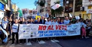 Con una multitudinaria manifestación, Posadas se suma a la Marcha Federal en rechazo a los vetos de Milei al financiamiento universitario y del Garrahan imagen-4