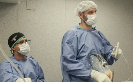 Se hizo en el Madariaga la primera cirugía de escoliosis con innovadora técnica imagen-8