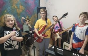 Al Caer el Sol regresa tras la suspensión por lluvia con el Festival del Estudiante en El Brete y un cierre musical a cargo de Pulsión imagen-1
