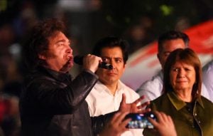 Milei lanzó la campaña en Córdoba y afirmó que los audios de Spagnuolo son inteligencia artificial imagen-4