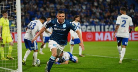 Maravilla Martínez llegó a los 50 goles en Racing vs Vélez y se acerca a una marca de Diego Milito: "Hay que estar ahí..." imagen-11