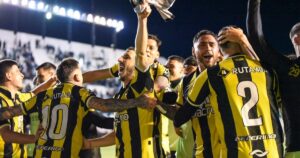 Con dos jugadores menos, Deportivo Madryn empató y sigue cerca de la final por el ascenso imagen-1