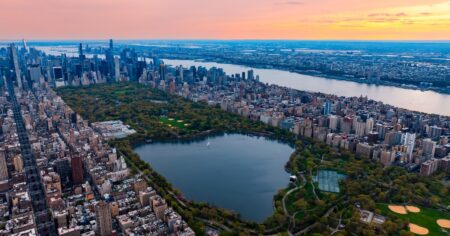A metros de Central Park, el barato “hotel cápsula” que sorprende en Nueva York imagen-13