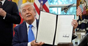 Donald Trump impone un pago anual de US$ 100.000 para las visas a profesionales calificados y presenta una nueva "tarjeta dorada" imagen-3