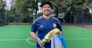 Gastó 10 mil dólares para tener las firmas de los campeones del mundo y le falta Messi: "Estoy desesperado" imagen-1