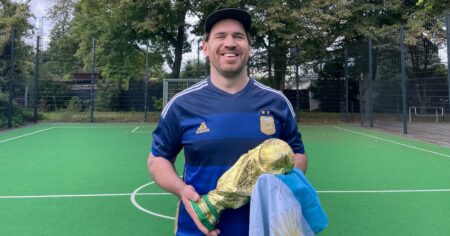 Gastó 10 mil dólares para tener las firmas de los campeones del mundo y le falta Messi: "Estoy desesperado" imagen-15