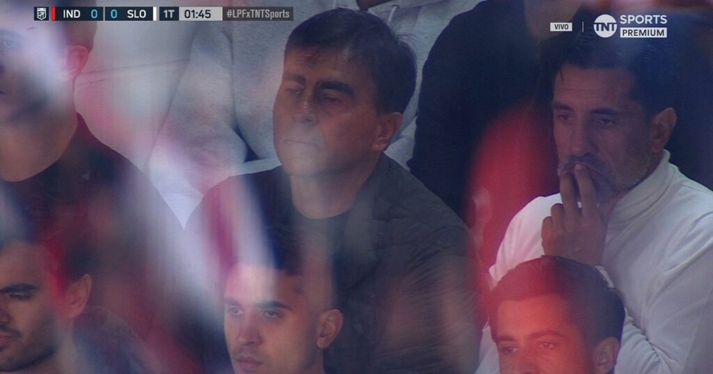 Gustavo Quinteros, el nuevo DT de Independiente, presente en la cancha viendo el clásico ante San Lorenzo imagen-38