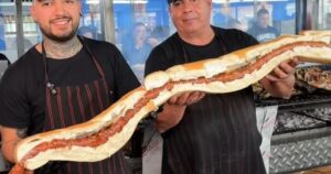 La parrilla del conurbano que vende sándwiches de chorizo de un metro imagen-3