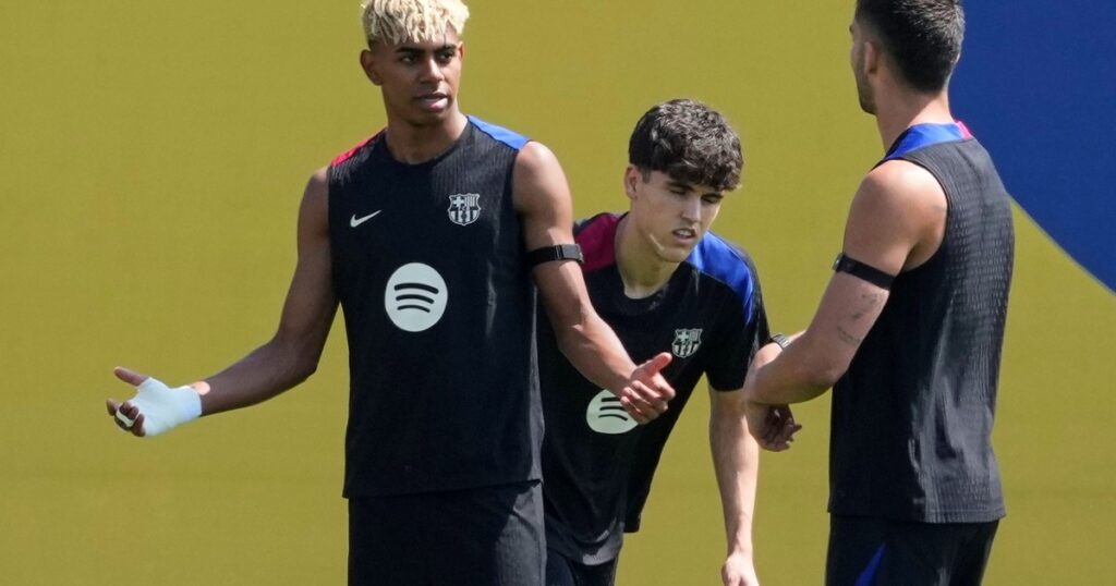 Luego de la polémica entre Flick y De La Fuente, Lamine Yamal volvió a entrenarse con Barcelona imagen-44