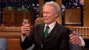 Clint Eastwood lleva años negándose a hablar de este tema cuando trabaja en una nueva película: «No quiero saberlo» Clint Eastwood lleva años negándose a hablar de este tema cuando trabaja en una nueva película: "No quiero saberlo" imagen-4
