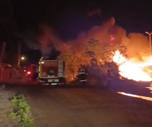 Restablecieron el servicio eléctrico tras el incendio de un camión en Candelaria imagen-2
