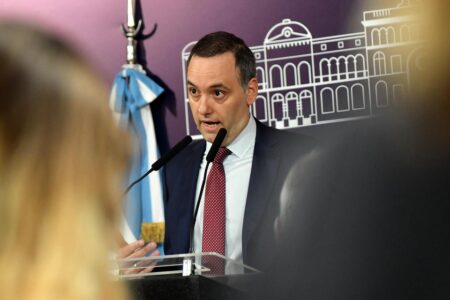 🔴 En vivo. Las idas y vueltas de Adorni para bancar a Espert imagen-6