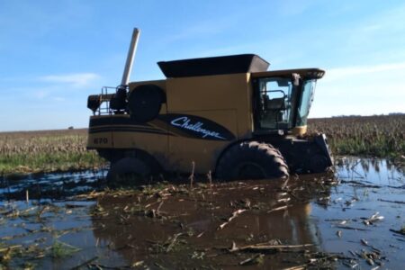 “Agradecemos enormemente”: el conmovedor mensaje del contratista que rescató del agua a su cosechadora de US$220.000 imagen-6