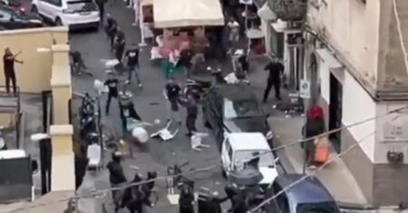 Video: fuerte enfrentamiento entre hinchas del Napoli y el Sporting Lisboa imagen-9
