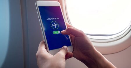 Qué pasa realmente si no pones tus dispositivos en “modo avión” durante un vuelo Qué pasa realmente si no pones tus dispositivos en “modo avión” durante un vuelo imagen-24