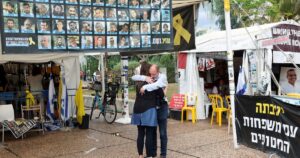 Acuerdo Israel-Hamas: las familias de los rehenes celebran su inminente liberación en el centro de Tel Aviv y convocan a Donald Trump imagen-2