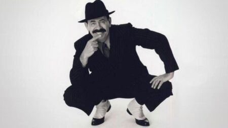 Tuvo una infancia traumática por su tartamudeo, pero se empeñó en ser cantante: a los 53 años se volvió una superestrella e hizo un hit con su historia imagen-98