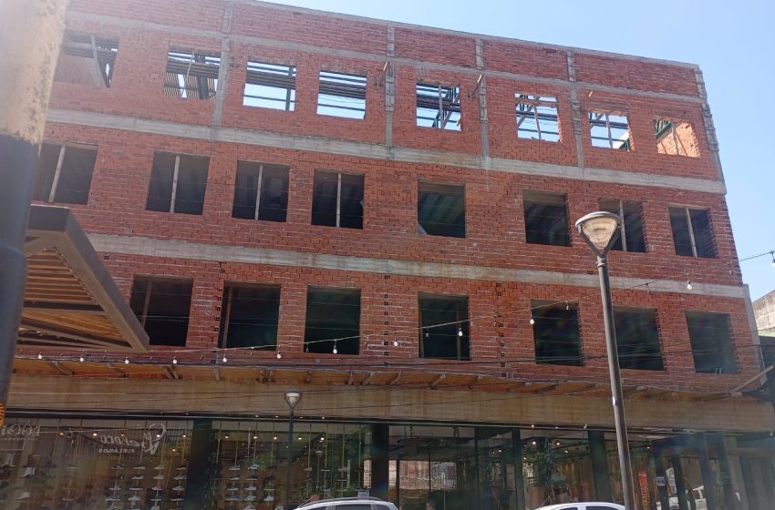 Investigan responsabilidades por la muerte de un obrero en una obra en construcción sobre Avenida Brasil imagen-5