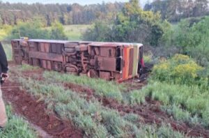 Despiste de un colectivo en Garuhapé: 42 pasajeros fueron asistidos y una mujer continúa atrapada imagen-70