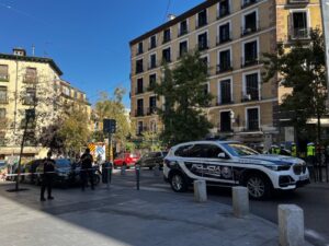 Se derrumbó un edificio en pleno centro de Madrid: hay personas atrapadas bajo los escombros imagen-4