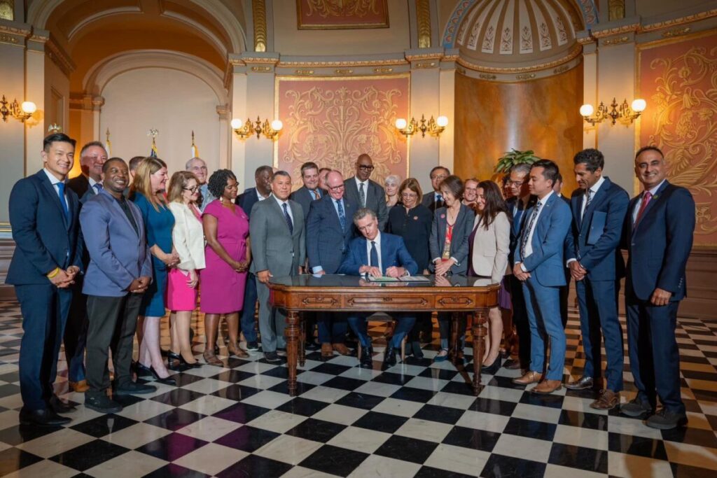 Qué dice la nueva ley AB 889 firmada por Gavin Newsom y que impacta en el salario diario en California imagen-4