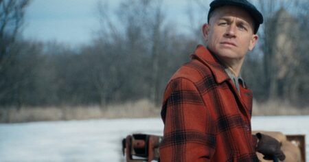 Charlie Hunnam y su transformación extrema para interpretar a Ed Gein en “Monstruo”: 14 kilos menos, aislamiento emocional y el reto más oscuro de su carrera imagen-16