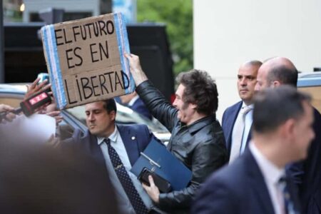 Tensa calma y expectativa en el búnker libertario: la mesa política ya analiza los primeros boca de urna Tensa calma y expectativa en el búnker libertario: la mesa política ya analiza los primeros boca de urna imagen-7
