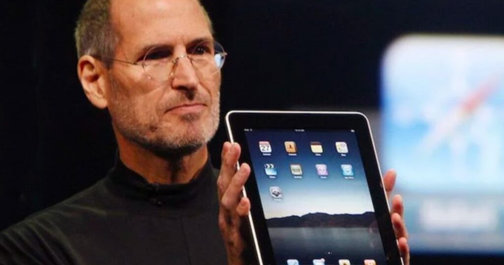 Steve Jobs, experto y CEO de Apple, en 1982: “La inteligencia es como ver una ciudad desde el piso 80, porque mientras otros intentan descubrir cómo ir del punto A al B leyendo mapas absurdos, tú puedes ver todo” imagen-92