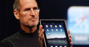 Steve Jobs, experto y CEO de Apple, en 1982: “La inteligencia es como ver una ciudad desde el piso 80, porque mientras otros intentan descubrir cómo ir del punto A al B leyendo mapas absurdos, tú puedes ver todo” imagen-2