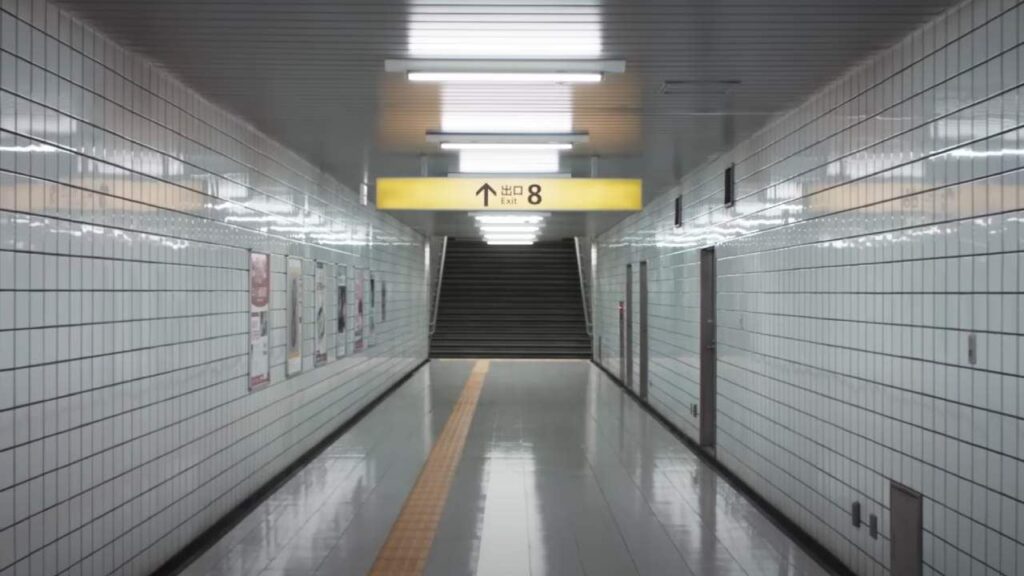 Imagina que caminas por un largo pasillo del metro y que pasas una y otra vez por el mismo sitio: no puedes volver atrás bajo ningún concepto imagen-4