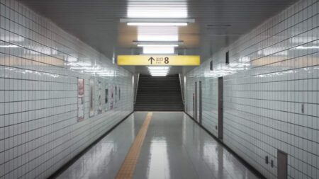 Imagina que caminas por un largo pasillo del metro y que pasas una y otra vez por el mismo sitio: no puedes volver atrás bajo ningún concepto imagen-4