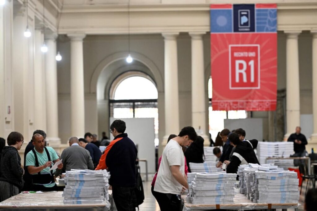 La Libertad Avanza pidió reimprimir las boletas sin la cara de Espert y el juez advirtió que tardaría 15 días imagen-4