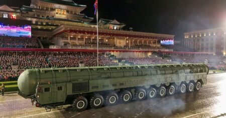 Corea del Norte presentó su nuevo misil de largo alcance más poderoso imagen-13