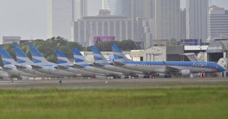 Alerta en el Aeroparque porteño: un avión entró en emergencia antes de aterrizar y fue desviado hacia Ezeiza imagen-13