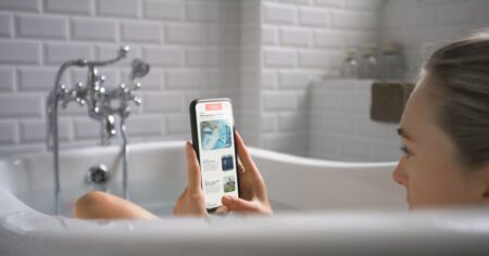 Descuido mortal: una mujer murió electrocutada por usar el celular en la bañera imagen-11