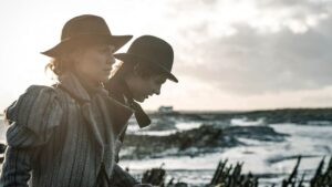 Sólo tiene 6 episodios y es un viaje único hacia el pasado: esta miniserie con Tom Hiddleston te sorprenderá imagen-1