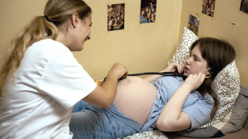 Solo los Dardenne son capaces de dirigir a cinco actrices debutantes y que les salga algo tan tierno como esta película imagen-4