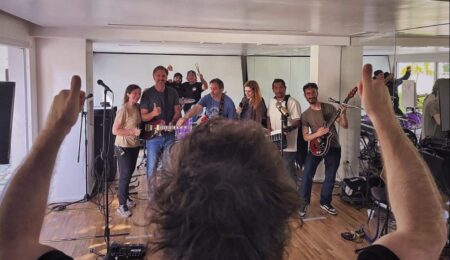 Banda en fuga: Milei ensaya con su grupo las canciones que interpretará el lunes en el Movistar Arena imagen-6