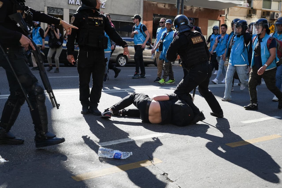 Nueva marcha de jubilados, nueva represión y detenidos imagen-92