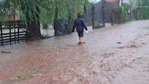 Defensa Civil pide no circular y alerta por el riesgo bajo el agua Defensa Civil pide no circular y alerta por el riesgo bajo el agua imagen-3