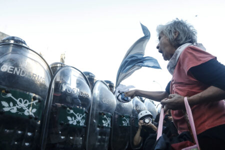 Otra vez gases y represión contra los jubilados en el Congreso imagen-7